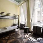 Charles Bridge & Albergue Praga