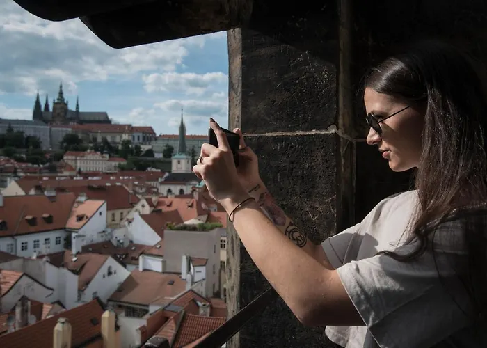 Charles Bridge & אכסניה *