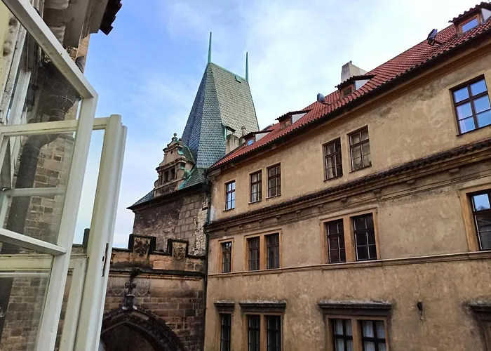 אכסניה Charles Bridge & *