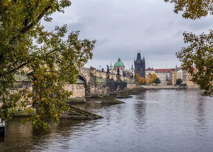 Charles Bridge & אכסניה *